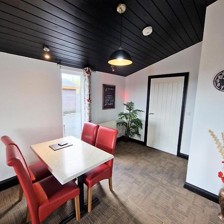 Ochil 9 With Private Hot Tub - Fife - Loch Leven - Lomond Hills - Pet Friendly Villa Kelty Bagian luar foto