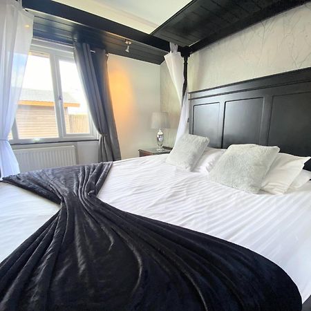 Ochil 9 With Private Hot Tub - Fife - Loch Leven - Lomond Hills - Pet Friendly Villa Kelty Bagian luar foto