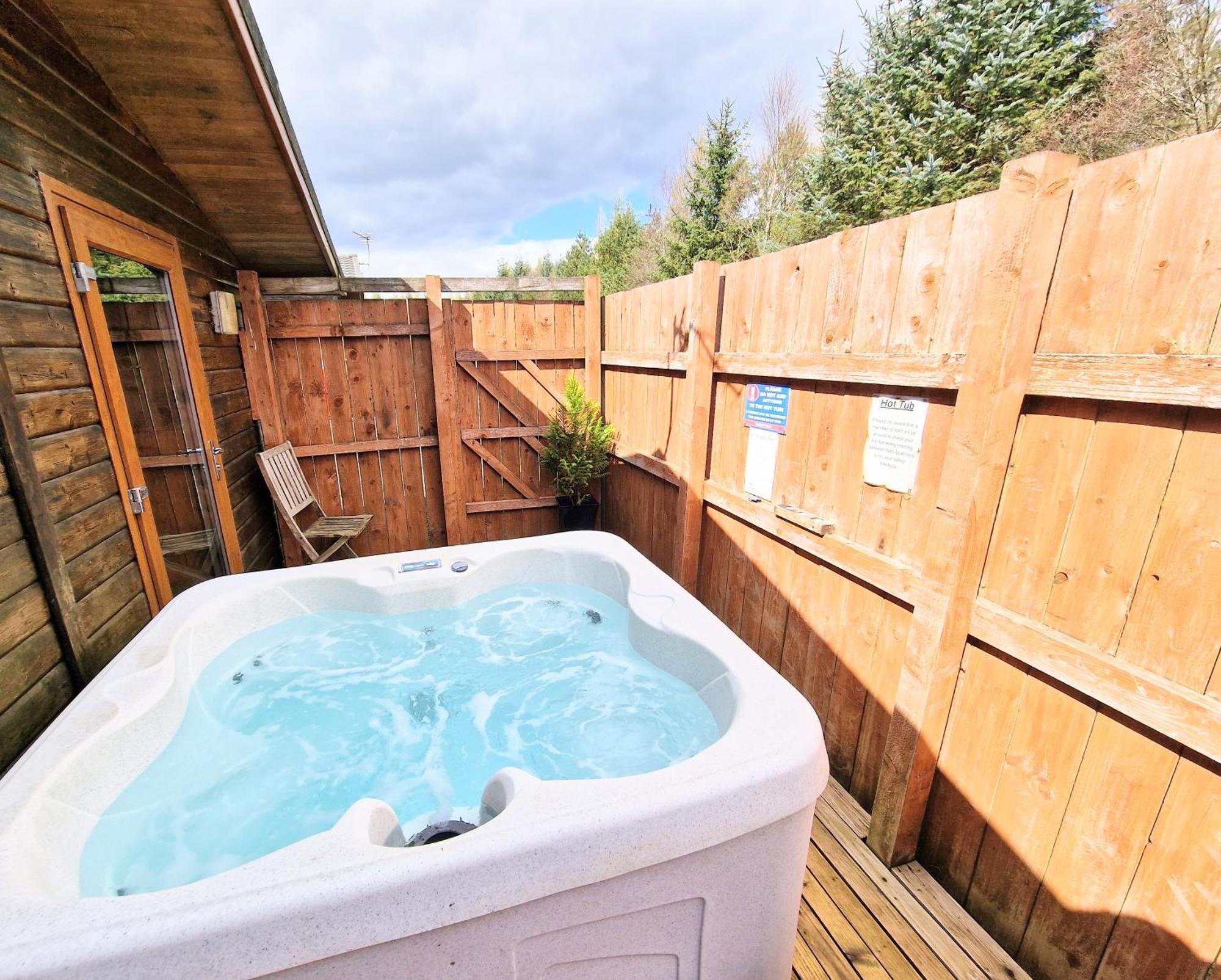 Ochil 9 With Private Hot Tub - Fife - Loch Leven - Lomond Hills - Pet Friendly Villa Kelty Bagian luar foto
